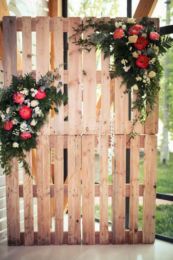 Botanic Wedding Photo Booth Made with Pallets and Flowers. 