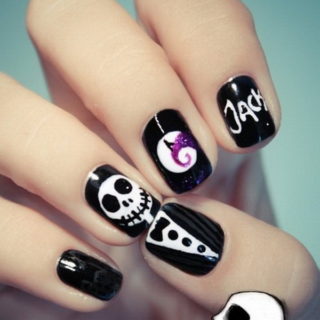 40+ Cute and Spooky Halloween Nail Art Designs