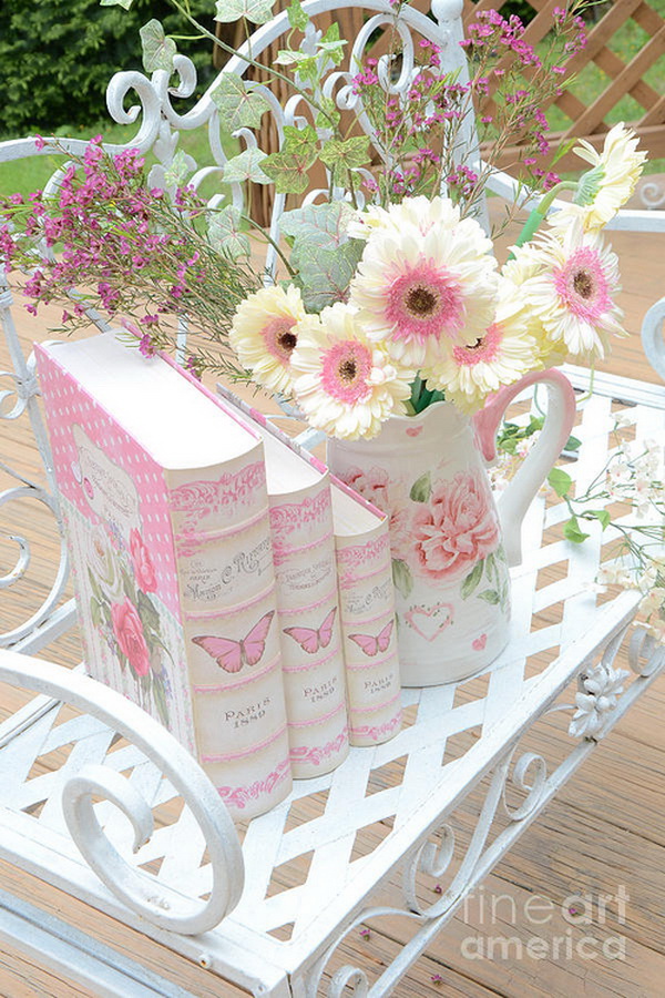 Dreamy pink and cream white floral decor. Soft pastel colors and fresh flowers for a feminine shabby chic look! Perfect as centerpiece for shabby chic weddings! 