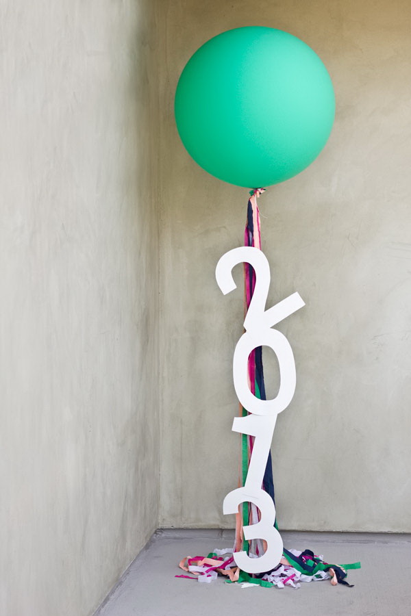 DIY Giant Balloon Messages. Display your graduation year together with a giant baalloon in such a beautiful way! 