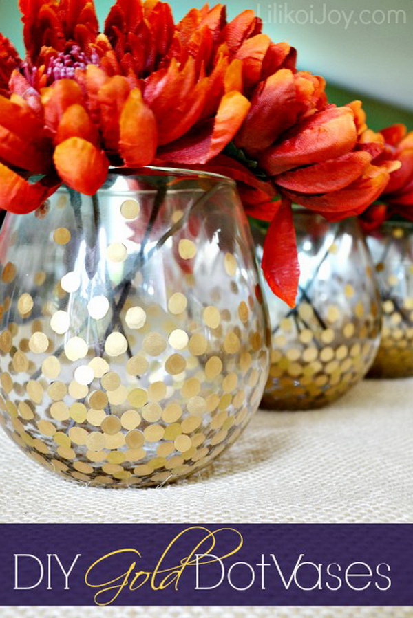 DIY Gold Dot Vases. DIY gold dotted vases to display fall flowers! Simple but elegant decor for this fall and thanksgiving season! 