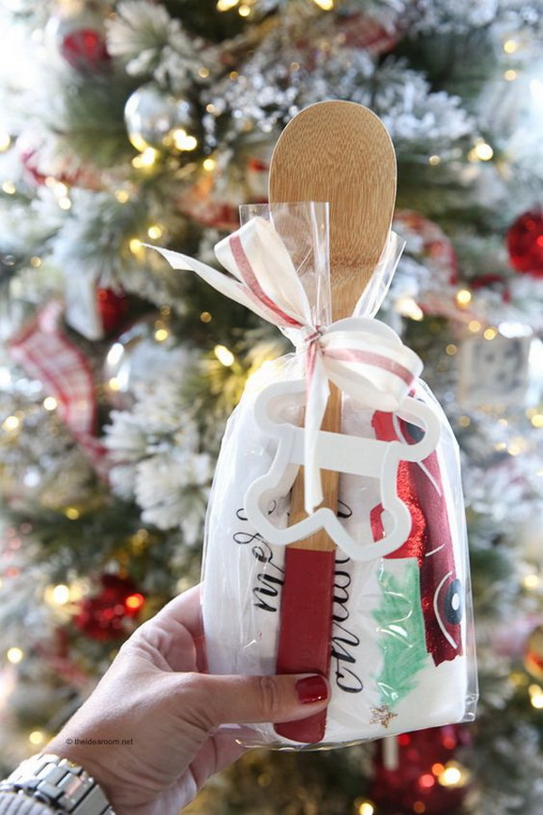 Christmas Neighbor Gift Ideas: Hand Towel With Cricut Maker